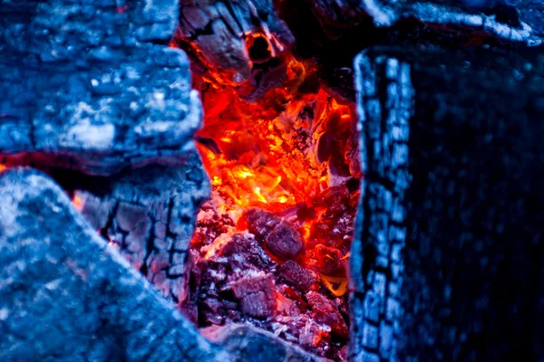 Carvão quente em chamas — Fotografia de Stock