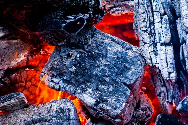 Heiße Kohle im Feuer — Stockfoto