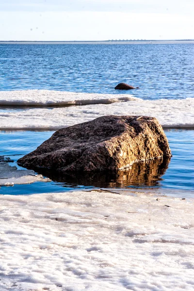 Nieve blanca y hielo en el agua — Foto de Stock