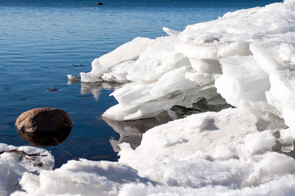 Белый снег и лед в воде — стоковое фото