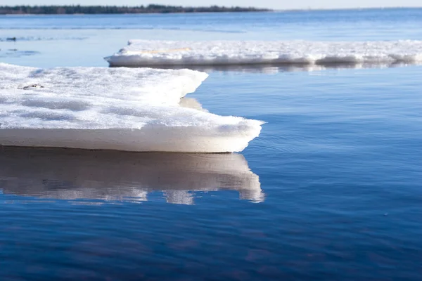 Neige blanche et glace dans l'eau — Photo