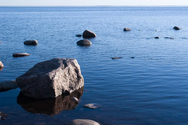 Kamienie wgląd od spokojnej wodzie — Zdjęcie stockowe