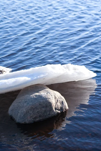 Nieve blanca y hielo en el agua —  Fotos de Stock