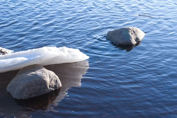 Белый снег и лед в воде — стоковое фото