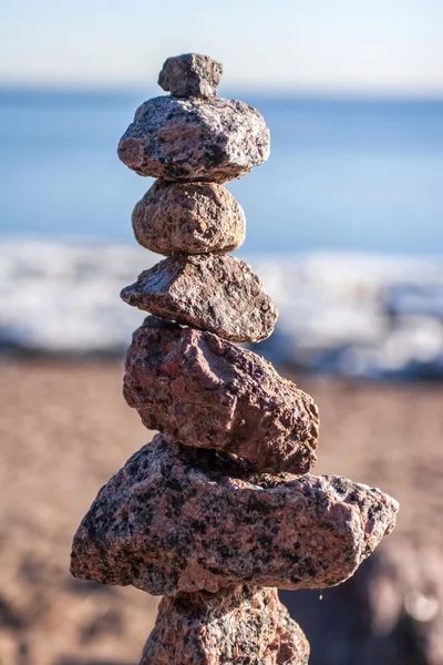 Sahilde taş yığını