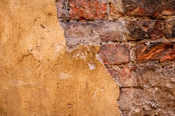 Soyulmuş alçılı tuğla duvar