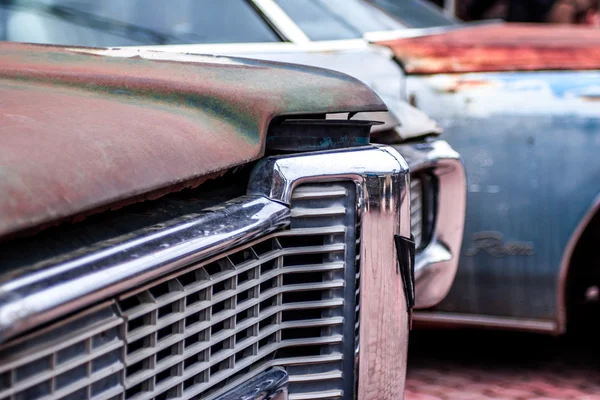 Coche oxidado en el desguace — Foto de Stock