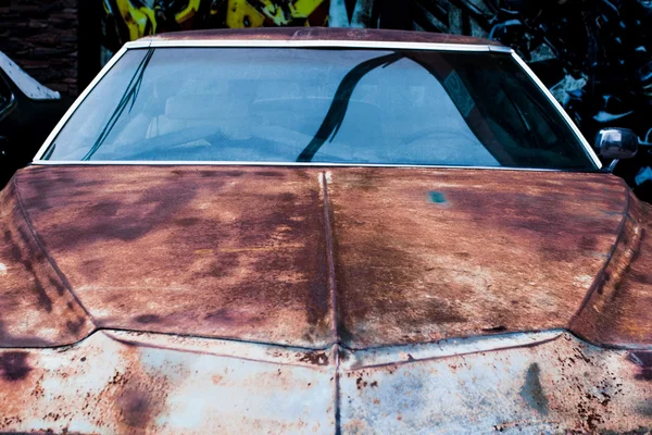 Hurdalık paslı arabaya