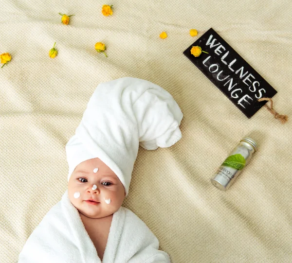 Bébé fille enveloppé dans une serviette Photo De Stock