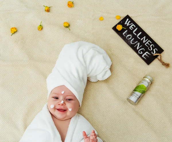 Bébé fille enveloppé dans une serviette Image En Vente