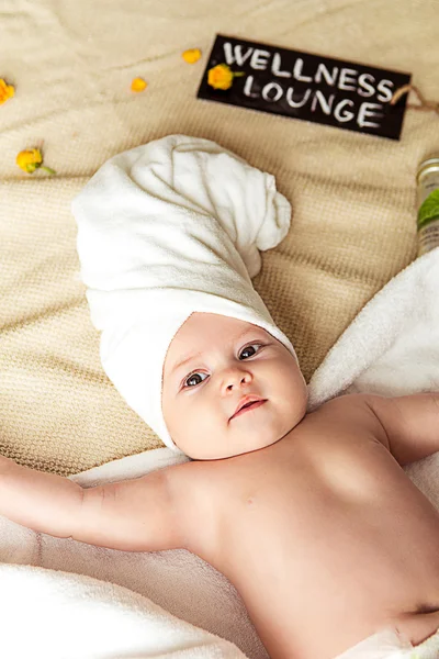 Bébé fille enveloppé dans une serviette Image En Vente