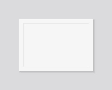 Resim ya da duvardaki fotoğraf için beyaz kare çerçeve. Gri arkaplanda gölgesi olan üç boyutlu beyaz çerçeve. İçinin boş gerçekçi bir maketi. Vitrin için ahşap şablon. Vektör.