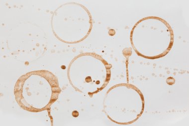 Beyaz bir arka plan üzerinde kahve lekeleri.