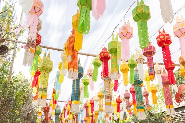 Renkli kağıt, Tekstil ve bambu lamba aydınlatma ve dekorasyon — Stok fotoğraf