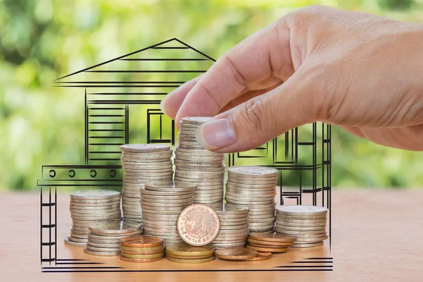 para sikke ile ev koyarak el, tasarruf için satın ev concept