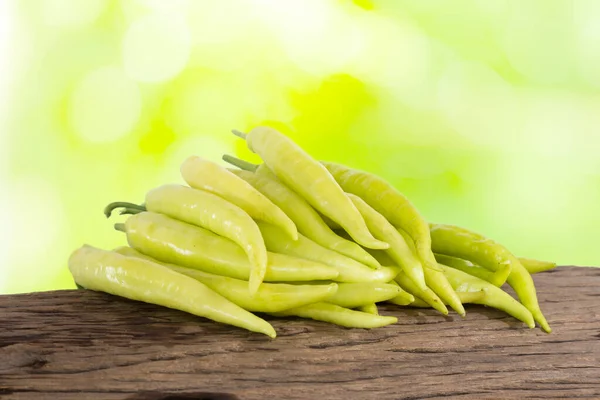 Chiles Verdes Sobre Fondo Bokeh Naturaleza Luz Verde — Foto de Stock