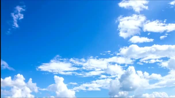 Blauwe lucht en witte wolk. — Stockvideo