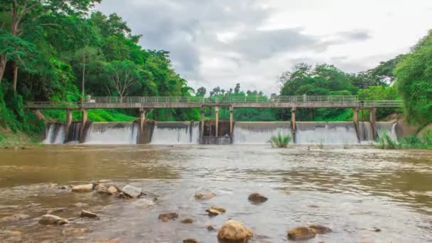 河上的船闸在泰国 — 图库视频影像