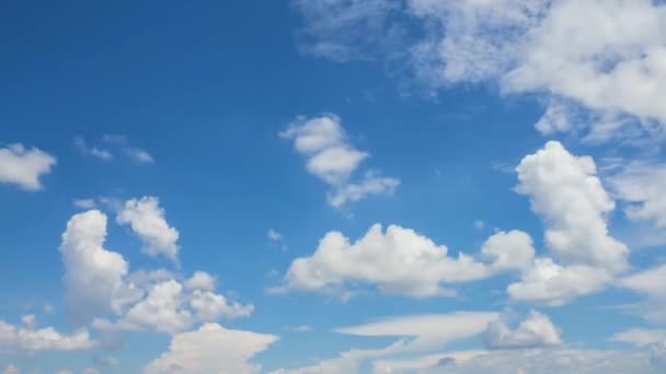 Голубое небо и белое облако. — стоковое видео