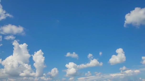 Blauwe lucht en witte wolk. — Stockvideo