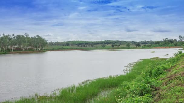 Zeitraffer-Wolken und blauer Himmel mit Berg- und Seedamminthailand — Stockvideo