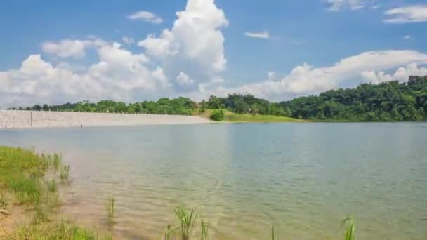 Timelapse nuages et ciel bleu avec la montagne et le lac barrage enThaïlande — Video