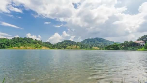 İnthailand baraj Timelapse bulutlar ve dağ ve göl ile mavi gökyüzü — Stok video