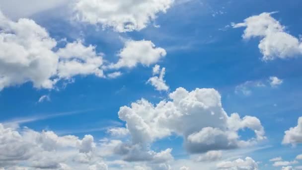 Blå himmel och vitt moln — Stockvideo