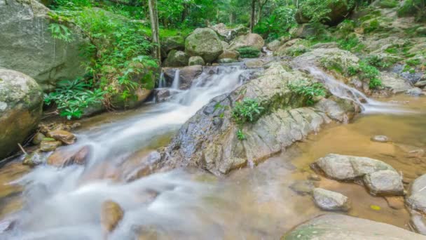 ドイ ・ インタノン国立公園、チェンマイ、タイの滝 — ストック動画