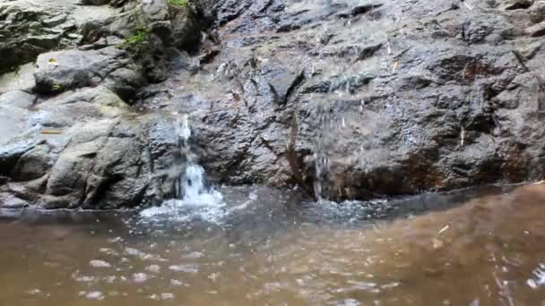 Cascada en el parque nacional Doi Inthanon, Chiang Mai, Tailandia — Vídeos de Stock