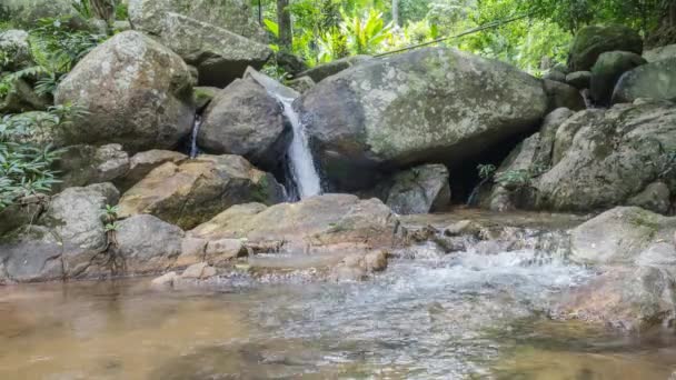 Cascata nel parco nazionale di Doi Inthanon, Chiang Mai, Thailandia — Video Stock