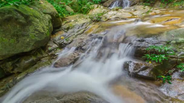 A Doi Inthanon nemzeti park, Chiang Mai, Thaiföld vízesés — Stock videók