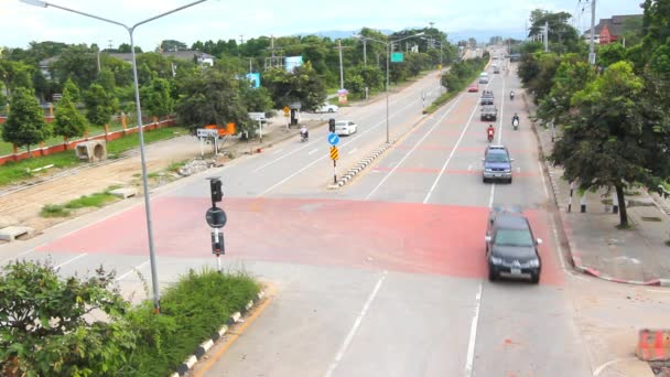 Chiang Rai. Tayland - Ekim 2015: Orta. erken akşam trafik Chiang Rai de tipik bir yol. Tayland — Stok video