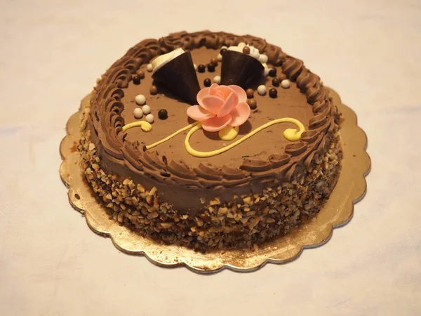 Pastel Cumpleaños Chocolate Decorado Una Mesa —  Fotos de Stock
