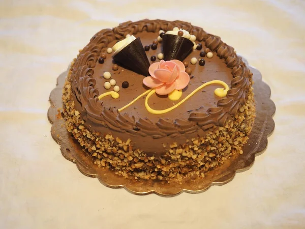 装饰过的巧克力生日蛋糕放在桌上 — 图库照片