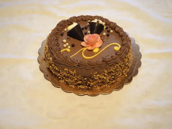 Díszített Csokoládé Születésnapi Torta Asztalon — Stock Fotó