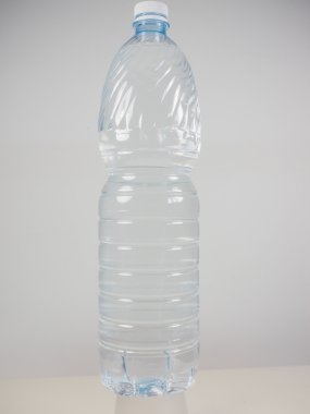 Bir şişe su.