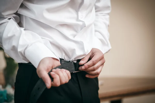 Man puts on belt. — Stock Photo, Image