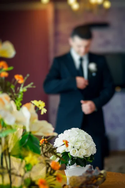 Weiße Rosen Hochzeitsstrauß — Stockfoto