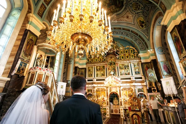 SOLOTVINO, UCRÂNIA - 11 de maio de 2013: Igreja em Solotvino, Ucrânia, cerimônia de casamento na igreja — Fotografia de Stock