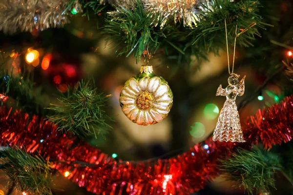 Bola de Natal em forma de girassol na árvore de Natal . — Fotografia de Stock