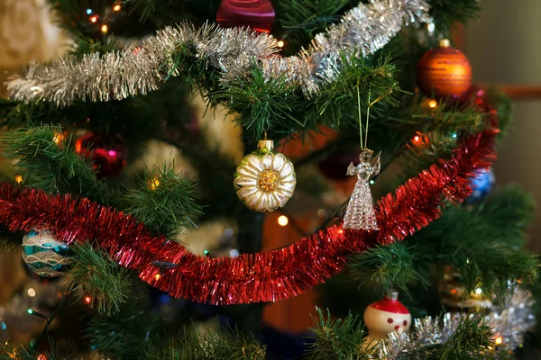 Boule de Noël en forme de tournesol sur l'arbre de Noël. Nom de Dieu — Photo