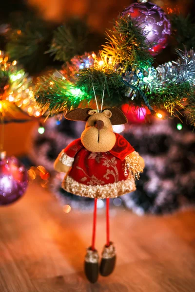 Juguete de peluche de venado de Navidad en el árbol de Navidad. Árbol de Navidad an —  Fotos de Stock