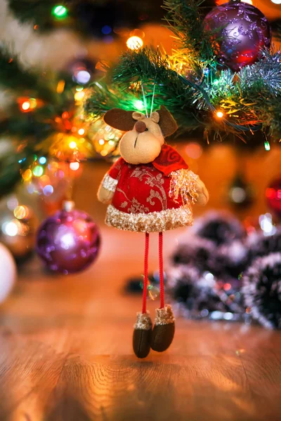 Juguete de peluche de venado de Navidad en árbol de Navidad . — Foto de Stock