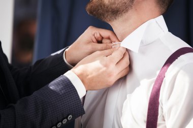 Sağdıç forması koymak için eğitmeye yardımcı olur.