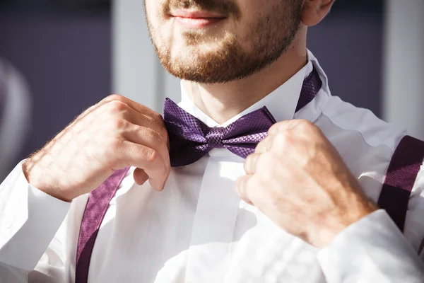 Menekşe papyonlu damat koyar.