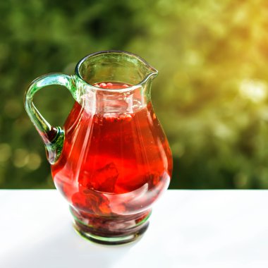Kızılcık limonata açık yeşil kavanoz. Sığ derinlik-in tarla.