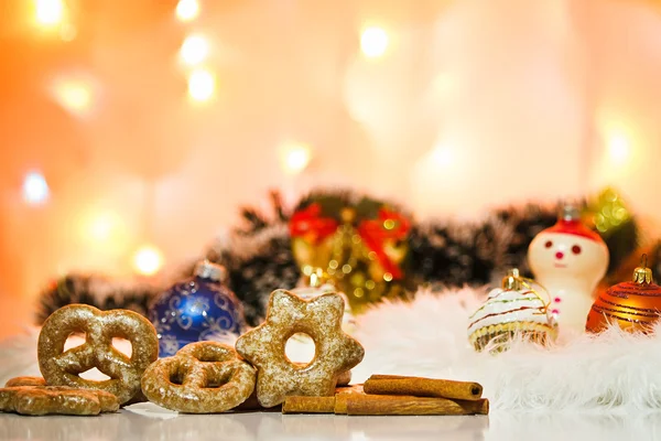 Soubory cookie. Vánoční dekorace v pozadí — Stock fotografie