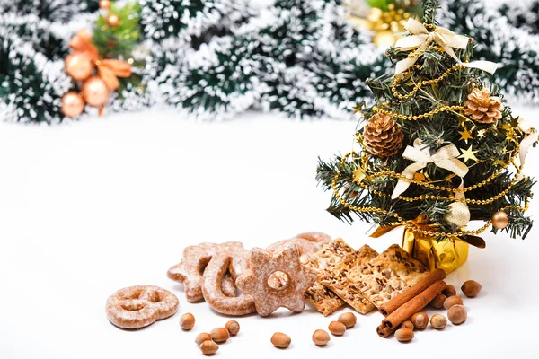 Soubory cookie na pozadí vánočních ozdob — Stock fotografie