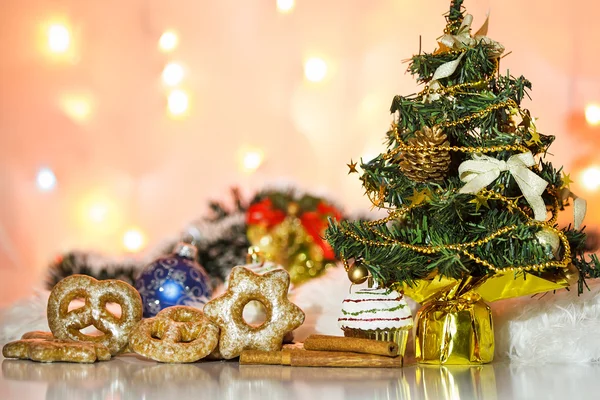 Tema de Navidad de galletas, bolas de Navidad y decoraciones . — Foto de Stock